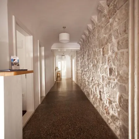 Angelina Old Town Hostel *